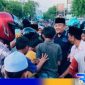 Caption: Ketua SMSI Sampang saat membagikan takjil gratis di Monumen Trunojoyo Sampang, (dok. regamedianews). 