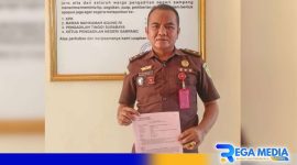 Caption: Suharto, Jaksa Penuntut Umum (JPU) Kejaksaan Negeri Sampang saat berada di Pengadilan Negeri Sampang. 