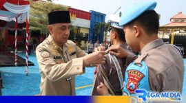 Caption: PJ Bupati Bangkalan Arief M.Edie cek kesiapan personel saat apel gelar pasukan Operasi Ketupat Semeru 2024, (dok. regamedianews). 