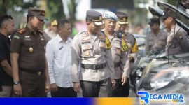 Caption: Kapolres Sampang cek kendaraan patroli pengamanan mudik lebaran Idul Fitri 1445 hijriyah, (dok. Humas Polres Sampang). 