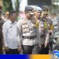 Caption: Kapolres Sampang cek kendaraan patroli pengamanan mudik lebaran Idul Fitri 1445 hijriyah, (dok. Humas Polres Sampang). 