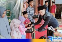 Caption: Junaidy Koorpres MR KAHMI Pakong memberikan santunan kepada anak yatim, (dok. regamedianews). 