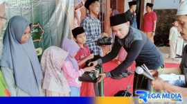 Caption: Junaidy Koorpres MR KAHMI Pakong memberikan santunan kepada anak yatim, (dok. regamedianews). 