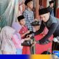 Caption: Junaidy Koorpres MR KAHMI Pakong memberikan santunan kepada anak yatim, (dok. regamedianews). 