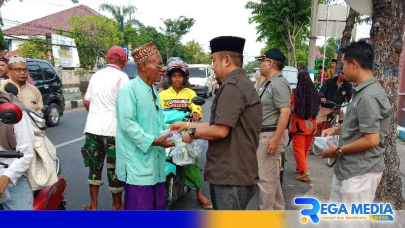 Caption: Dirut PT Rega Media Universal bagikan takjil gratis kepada warga dan pengguna jalan, (dok. regamedianews). 