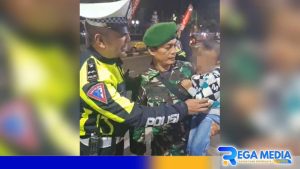 Nyesek! Bocah Ditinggal Ibunya Ke Alun-Alun Sampang, Untung Ada TNI Polri