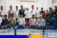 Caption: Sekretaris DPD PAN Sampang H.Moh. Fauzan pose bersama sejumlah mantan kepala desa dan tokoh masyarakat Omben, (dok. regamedianews). 