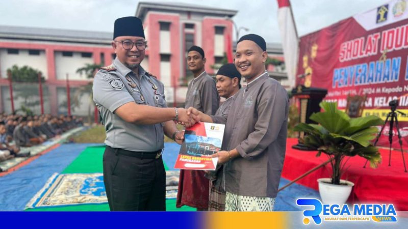 Caption: secara simbolis Kalapas Narkotika Kelas IIA Pamekasan menyerahkan remisi khusus kepada narapidana, (dok. regamedianews). 