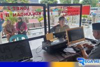 Caption: petugas Lapas Narkotika memberikan pelayanan kepada pengunjung Lapas saat jam kunjungan khusus idul fitri, (dok. regamedianews). 