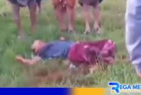 Caption: tampak korban terkapar di persawahan usai dibacok orang tak dikenal, (dok. regamedianews). 