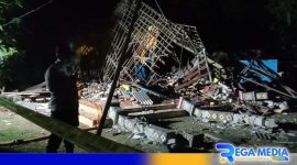 Caption: petugas kepolisian saat berada di lokasi ledakan mercon di Bangkalan, (dok. regamedianews). 