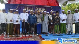 Caption: H.Slamet Junaidi pose bersama dengan para kiai Kabupaten Sampang, (dok. regamedianews). 