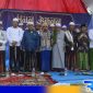 Caption: H.Slamet Junaidi pose bersama dengan para kiai Kabupaten Sampang, (dok. regamedianews). 