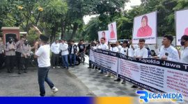 Caption: relawan nenek Bahriyah saat aksi demo didepan Mapolda Jatim, (dok. regamedianews). 