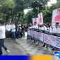 Caption: relawan nenek Bahriyah saat aksi demo didepan Mapolda Jatim, (dok. regamedianews). 