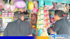 Caption: petugas Pemkab Pamekasan sosialisasi langsung soal rokok ilegal ke pedagang toko, (dok. regamedianews). 