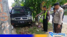 Caption: petugas kepolisian saat berada di lokasi kejadian laka lantas, (dok. regamedianews). 