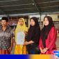 Caption: didampingi aktivis Libas 88, korban dugaan pengeroyokan tunjukkan bukti laporan pengaduan dari Polres Sampang, (dok. regamedianews). 