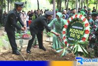 Caption: Dandim Pamekasan tabur bunga ke pemakaman Pelda Abdur Rahman, (dok. regamedianews). 