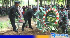 Caption: Dandim Pamekasan tabur bunga ke pemakaman Pelda Abdur Rahman, (dok. regamedianews). 