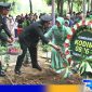 Caption: Dandim Pamekasan tabur bunga ke pemakaman Pelda Abdur Rahman, (dok. regamedianews). 