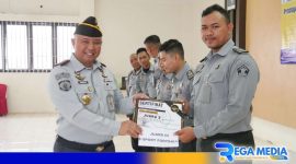 Caption: Kalapas Narkotika Pamekasan Yhoga Aditya Ruswanto berikan sertifikat penghargaan kepada pemenang Porsenap, (dok. regamedianews). 