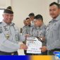 Caption: Kalapas Narkotika Pamekasan Yhoga Aditya Ruswanto berikan sertifikat penghargaan kepada pemenang Porsenap, (dok. regamedianews). 