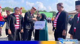 Caption: PJ Bupati Bangkalan didampingi Kepala BPJS Ketenagakerjaan Madura secara simbolis serahkan santunan JKM, (dok. regamedianews). 