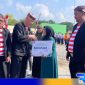 Caption: PJ Bupati Bangkalan didampingi Kepala BPJS Ketenagakerjaan Madura secara simbolis serahkan santunan JKM, (dok. regamedianews). 