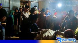 Caption: Kapolsek Omben bersama anggotanya saat melihat kondisi korban di rumah duka, (dok. regamedianews). 