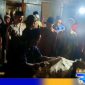 Caption: Kapolsek Omben bersama anggotanya saat melihat kondisi korban di rumah duka, (dok. regamedianews). 