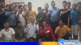 Caption: pose bersama paguyuban PKL area monumen Arek Lancor Pamekasan, (dok. regamedianews). 