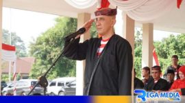 Caption: PJ Bupati Bangkalan saat pimpin upacara peringatan Hari Pendidikan Nasional, (dok. regamedianews). 