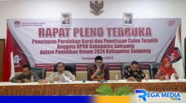 Caption: Ketua KPUD Sampang bacakan penetapan calon anggota DPRD Sampang terpilih saat rapat pleno terbuka, (dok. regamedianews). 
