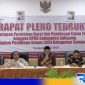 Caption: Ketua KPUD Sampang bacakan penetapan calon anggota DPRD Sampang terpilih saat rapat pleno terbuka, (dok. regamedianews). 