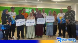 Caption: Kepala BPJS Ketenagakerjaan Madura pose bersama tenaga buruh yang menerima santunan JKM. 