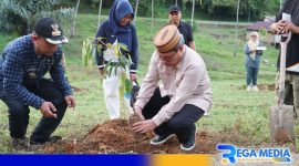 Caption: Sekertaris Daerah Kabupaten Gorut Suleman Lakoro, saat penanaman bibit pohon, (dok. regamedianews). 