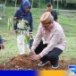 Caption: Sekertaris Daerah Kabupaten Gorut Suleman Lakoro, saat penanaman bibit pohon, (dok. regamedianews). 