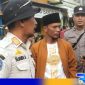 Caption: petugas Satpol PP Sampang bersama petugas gabungan saat hendak melakukan penertiban pedagang Pasar Omben, (dok. regamedianews). 
