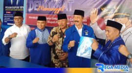 Caption: Didampingi mantan Gubernur Jatim, Fattah Jasin menyerahkan formulir pendaftaran Bacabup Pamekasan ke Partai Demokrat, (dok. regamedianews). 