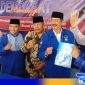 Caption: Didampingi mantan Gubernur Jatim, Fattah Jasin menyerahkan formulir pendaftaran Bacabup Pamekasan ke Partai Demokrat, (dok. regamedianews). 