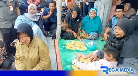 Caption: Mensos RI Tri Rismaharini saat menemui Ummi Kalsum dan anaknya ke Kabupaten Pamekasan, (dok. regamedianews). 