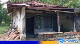 Caption: kondisi rumah Hamidah, tampak memperihatinkan dan nyaris roboh, (dok. regamedianews). 