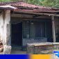 Caption: kondisi rumah Hamidah, tampak memperihatinkan dan nyaris roboh, (dok. regamedianews). 