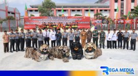 Caption: pose bersama usai pembukaan program Rehabilitasi Sosial di lapangan Lapas Narkotika Kelas IIA Pamekasan, (dok. regamedianews). 