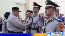 Caption: prosesi serah terima jabatan dua perwira Polres Pamekasan, (dok. regamedianews). 