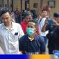 Caption: seorang kakek tersangka pencabulan dikawal polisi saat hendak press conference, (dok. regamedianews). 