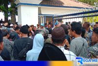 Caption: demonstran saat memadati depan kantor Bupati Sampang, (dok. regamedianews). 