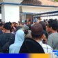 Caption: demonstran saat memadati depan kantor Bupati Sampang, (dok. regamedianews). 