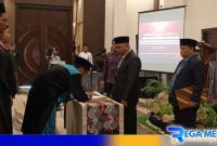 Caption: prosesi pelantikan anggota PPK Kabupaten Pamekasan dalam Pilkada 2024, (dok. regamedianews). 